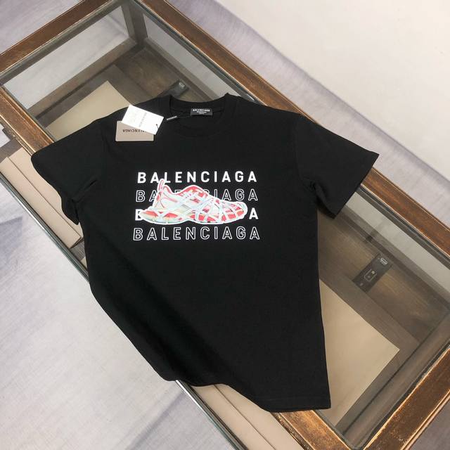Balenciaga 巴黎世家 2025最新款情侣款圆领短袖 情侣T恤～ 春夏新品 高品质 时尚百搭潮款 定制进口面料 ！穿着舒适 透气 时尚不失个性 上身休闲