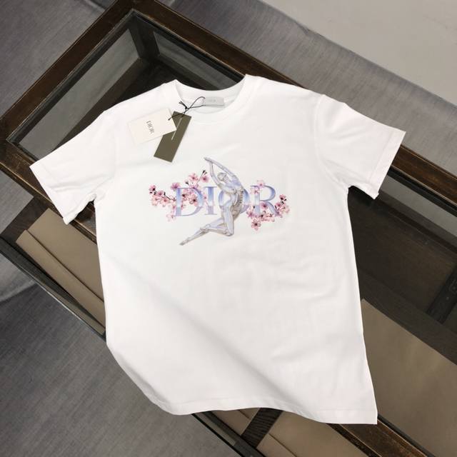 Dior 夏季新款圆领短袖T恤！高端纯棉面料，手感质感都极完美！修身裁剪设计干净利落！时尚又好看！走线做工非常精致！版型效果超赞！而且透气性能超强！任何年龄阶段