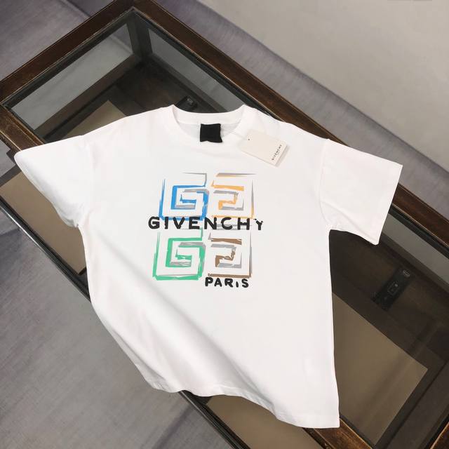 Givenchy 纪梵希 25Ss专柜同款圆领短袖T恤～胸前定制印花Logo工艺！特供定制面料！ 厚板立体！衣服偏厚使整体高透气和柔软性的质感更加凸显，饱满的棉