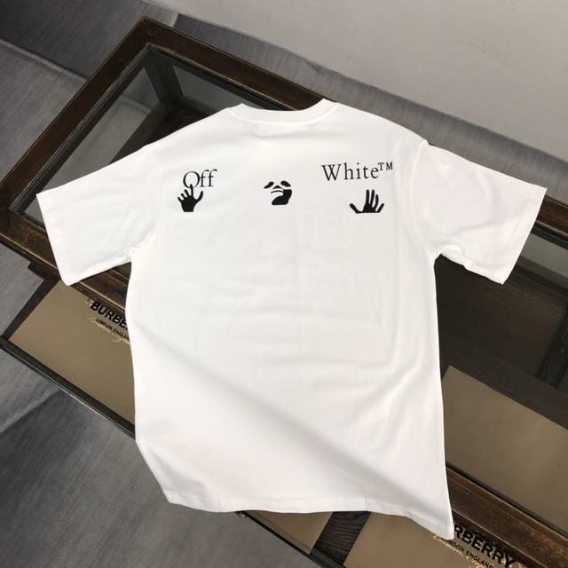 Off-White 夏季新款圆领短袖T恤！270克重磅高端纯棉面料，手感质感都极完美！修身裁剪设计干净利落！时尚又好看！走线做工非常精致！版型效果超赞！而且透气