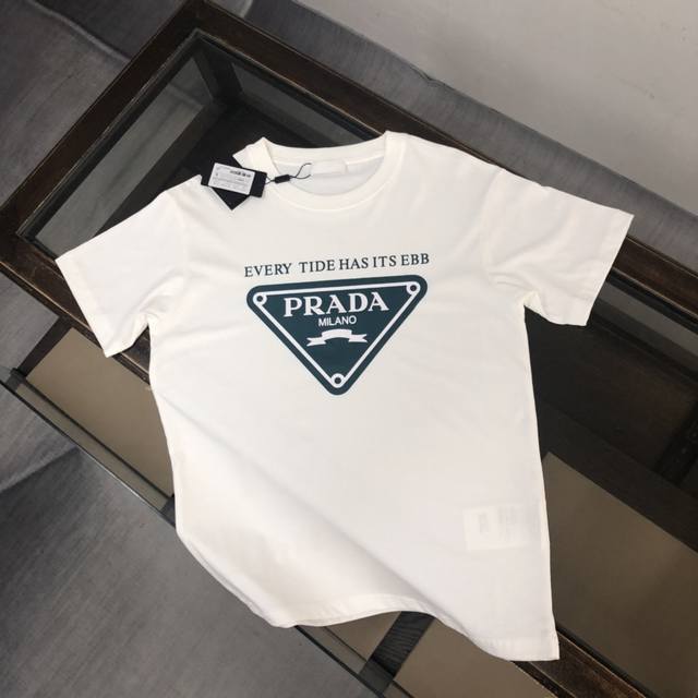Prada 普拉达 夏季新款圆领短袖T恤！270克重磅高端纯棉面料，手感质感都极完美！修身裁剪设计干净利落！时尚又好看！走线做工非常精致！版型效果超赞！而且透气