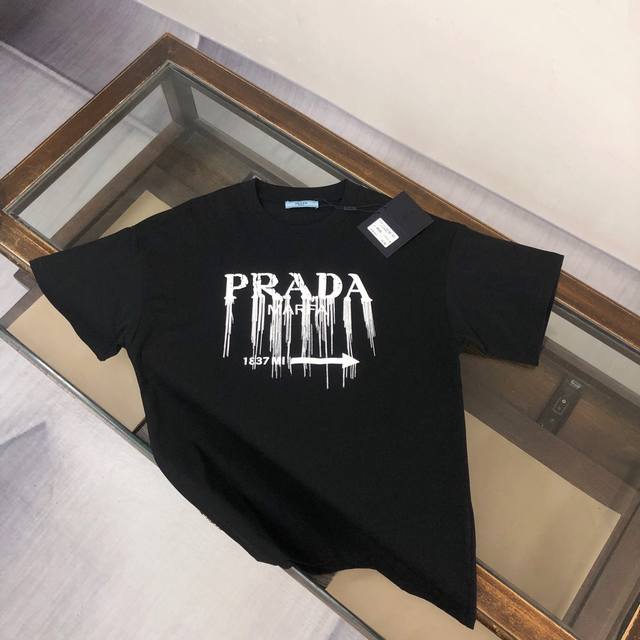 Pra*Da 普拉达 25Ss专柜同款圆领短袖T恤～特供定制面料！ 厚板立体！衣服偏厚使整体高透气和柔软性的质感更加凸显，饱满的棉质感引起极度舒适。男女同款！颜