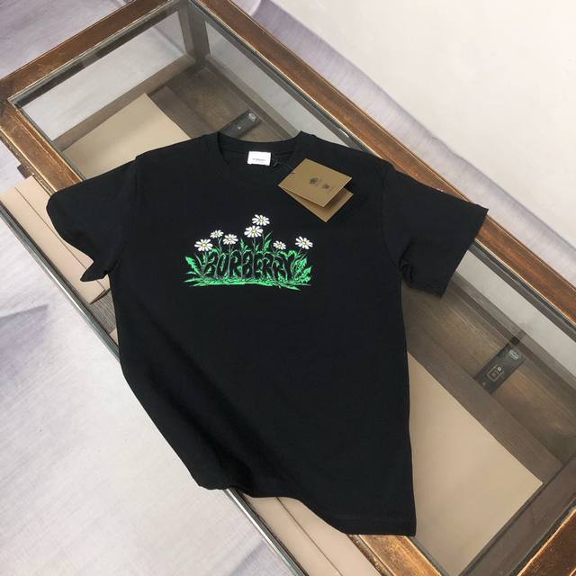 Bur*Berry 巴宝莉 2025最新款短袖T恤，绝对的顶级爆款，侧边立体印花Logo设计，细节处处动人，非常独特的设计，大气，简约，基础，耐看，但又独具风格