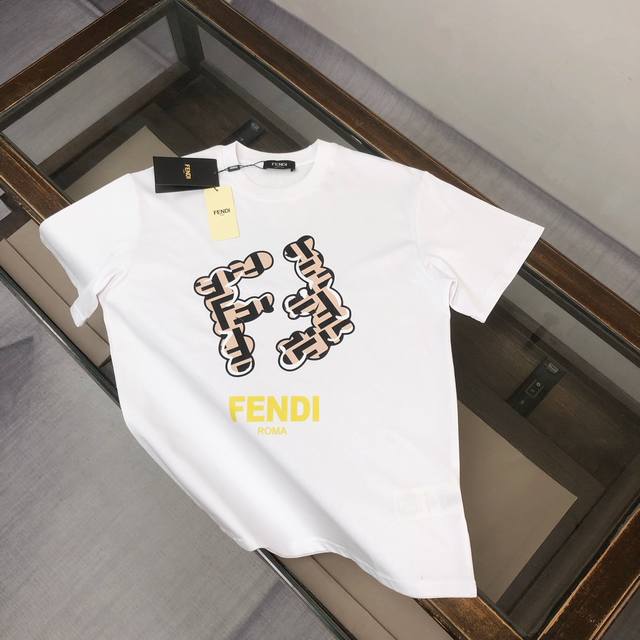 Fendi 芬迪 2025最新款情侣款圆领短袖 情侣T恤～ 春夏新品 高品质 时尚百搭潮款 定制进口面料 ！穿着舒适 透气 时尚不失个性 上身休闲随性 帅气有型