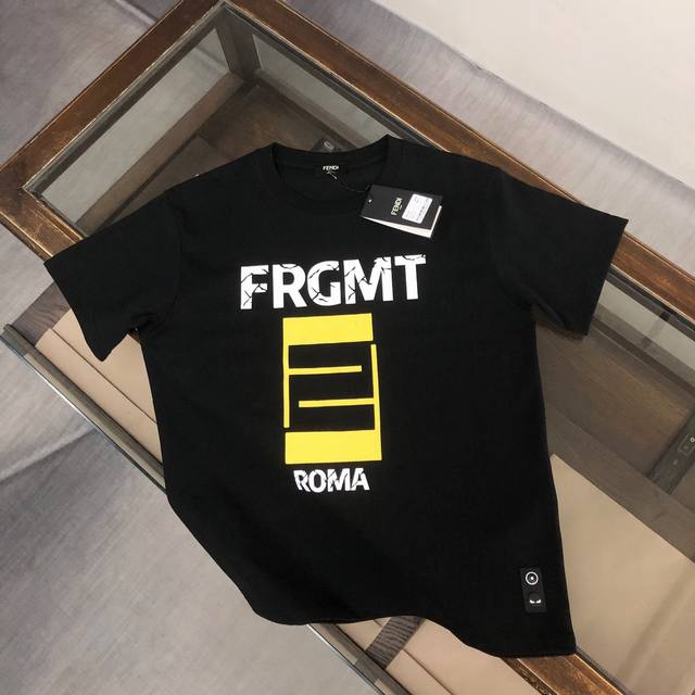 Fendi 芬迪 最新情侣款纯棉T恤！客供定制棉质面料，面料柔软舒适，全新设计灵感，极具时尚代表性！顶级品牌Logo印花工艺，独特设计～手感舒适透气！极为时尚耐