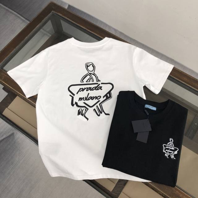 Prada 夏季新款圆领短袖T恤！高端纯棉面料，手感质感都极完美！修身裁剪设计干净利落！时尚又好看！走线做工非常精致！版型效果超赞！而且透气性能超强！任何年龄阶