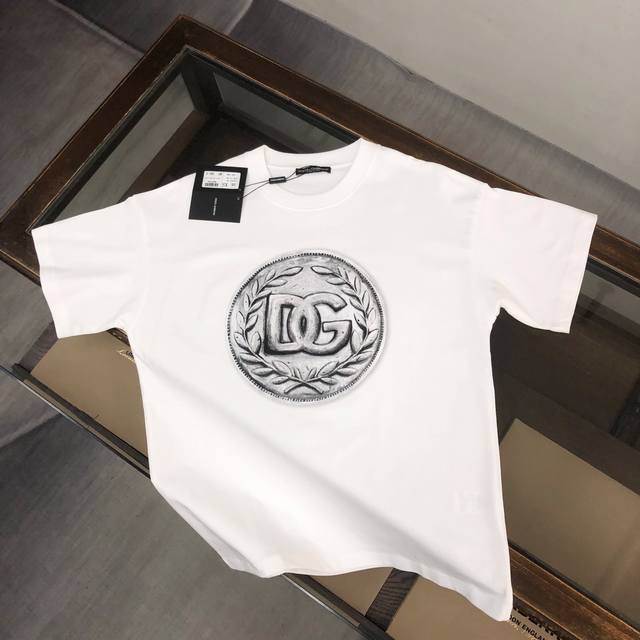 Dg 夏季新款圆领短袖T恤！高端纯棉面料，手感质感都极完美！修身裁剪设计干净利落！时尚又好看！走线做工非常精致！版型效果超赞！而且透气性能超强！任何年龄阶段都可