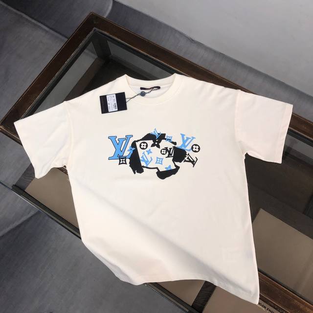 Lv 夏季新款圆领短袖T恤！高端纯棉面料，手感质感都极完美！修身裁剪设计干净利落！时尚又好看！走线做工非常精致！版型效果超赞！而且透气性能超强！任何年龄阶段都可