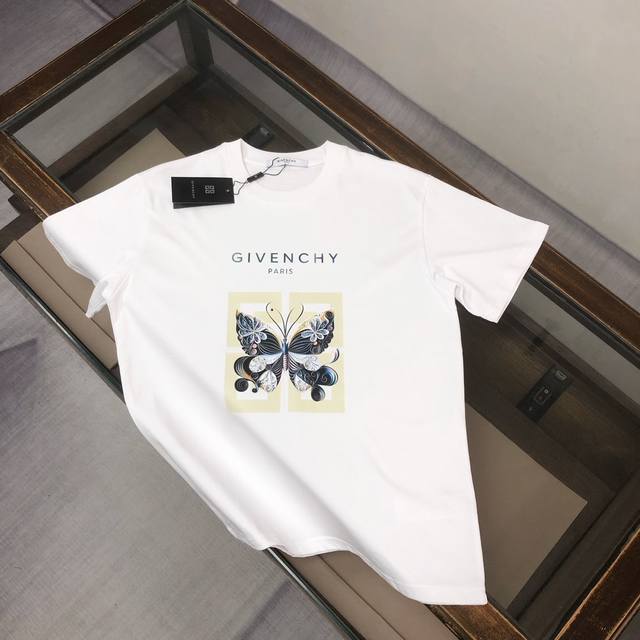 Givenchy 纪梵希 2025最新款情侣款圆领短袖 情侣T恤～ 春夏新品 高品质 时尚百搭潮款 定制进口面料 ！穿着舒适 透气 时尚不失个性 上身休闲随性