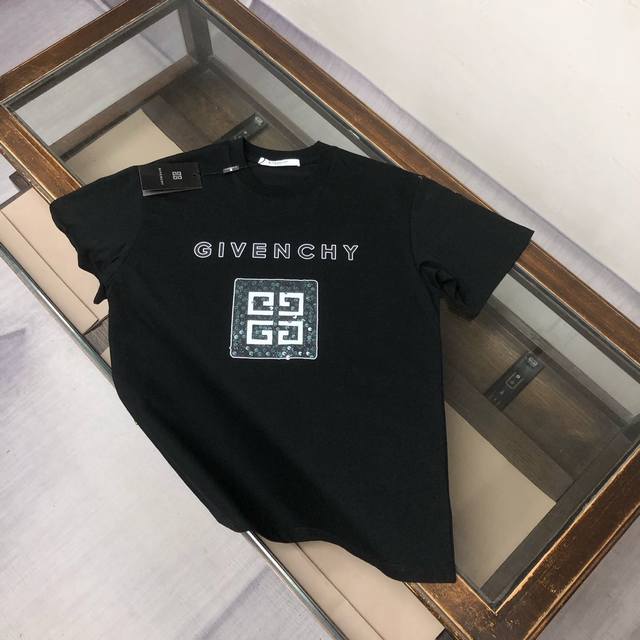 Givenchy 纪梵希 25Ss夏季新款圆领短袖T恤！270克重磅高端纯棉面料，手感质感都极完美！修身裁剪设计干净利落！时尚又好看！走线做工非常精致！版型效果