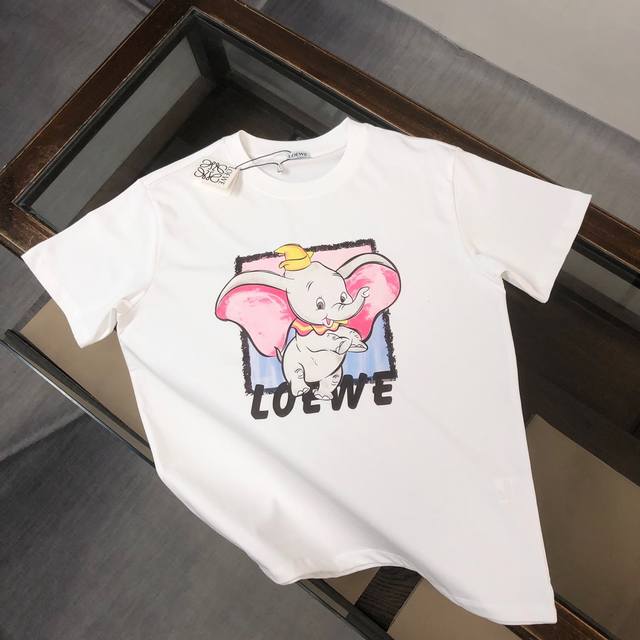 Loewe 夏季新款圆领短袖T恤！270克重磅高端纯棉面料，手感质感都极完美！修身裁剪设计干净利落！时尚又好看！走线做工非常精致！版型效果超赞！而且透气性能超强