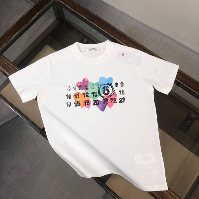 Mm6 夏季新款圆领短袖T恤！270克重磅高端纯棉面料，手感质感都极完美！修身裁剪设计干净利落！时尚又好看！走线做工非常精致！版型效果超赞！而且透气性能超强！任