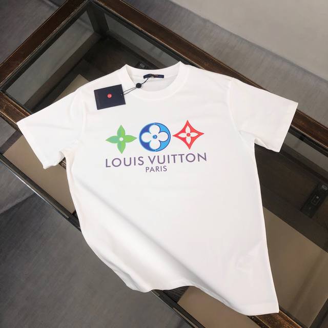 Lv 夏季新款圆领短袖T恤！270克重磅高端纯棉面料，手感质感都极完美！修身裁剪设计干净利落！时尚又好看！走线做工非常精致！版型效果超赞！而且透气性能超强！任何