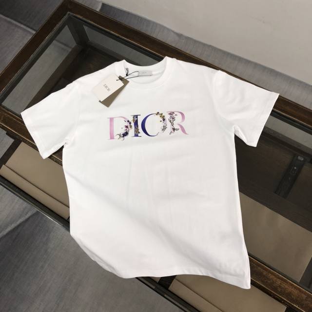 Dior 夏季新款圆领短袖T恤！270克重磅高端纯棉面料，手感质感都极完美！修身裁剪设计干净利落！时尚又好看！走线做工非常精致！版型效果超赞！而且透气性能超强！