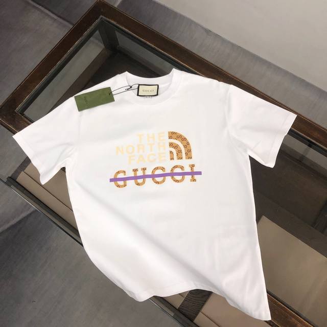 Gucci 夏季新款圆领短袖T恤！高端纯棉面料，手感质感都极完美！修身裁剪设计干净利落！时尚又好看！走线做工非常精致！版型效果超赞！而且透气性能超强！任何年龄阶