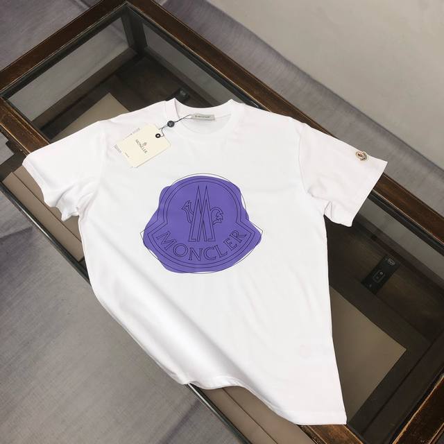 Mon*Cler 蒙口 2025最新款情侣款圆领短袖 情侣T恤～ 春夏新品 高品质 时尚百搭潮款 定制进口面料 ！穿着舒适 透气 时尚不失个性 上身休闲随性 帅