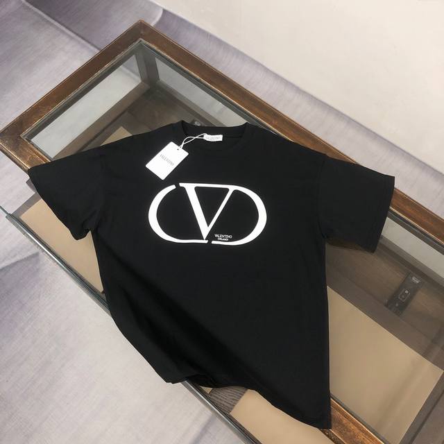 Valentino 华伦天奴 25Ss专柜同款圆领短袖T恤～标志性品牌字母Logo印花点缀～定制棉质面料～ 厚板立体！衣服偏厚使整体高透气和柔软性的质感更加凸显