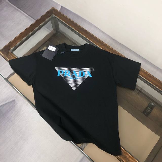Prada 普拉达 25Ss专柜同款圆领短袖T恤～特供定制面料！ 厚板立体！衣服偏厚使整体高透气和柔软性的质感更加凸显，饱满的棉质感引起极度舒适。高端人士必备单
