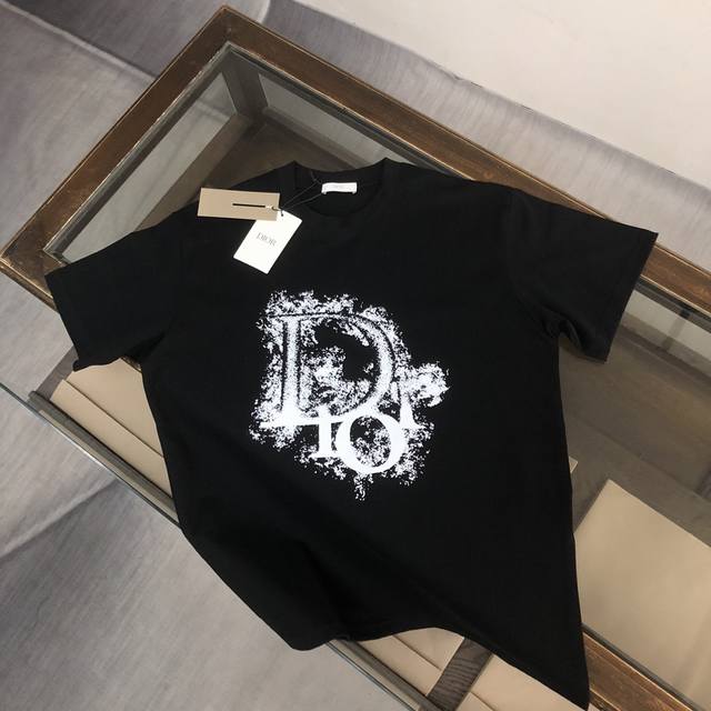 Dior 夏季新款圆领短袖T恤！高端纯棉面料，手感质感都极完美！修身裁剪设计干净利落！时尚又好看！走线做工非常精致！版型效果超赞！而且透气性能超强！任何年龄阶段