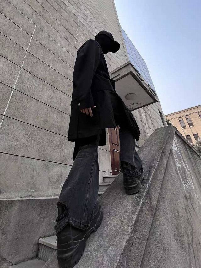 款号6023自主 22Fw 巴黎风格Balenciaga Flared黑灰水洗破坏做旧喇叭直筒牛仔裤91Yxng同款进口原版水洗弹力面料，舒适有弹性，原版五金辅