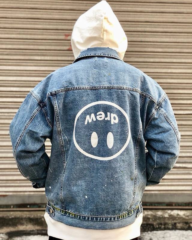 Drew House Mascot贾斯汀比伯同款喷墨翻转笑脸Fog夹克牛仔衣外套 Drew翻转笑脸泼墨牛仔蓝色外套这件拥有Drew House定制纽扣的Drew