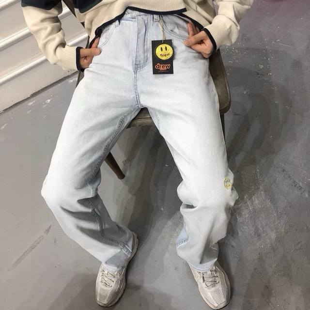 Drew House笑脸冰蓝水洗直筒牛仔裤 Drew水洗笑脸直筒冰蓝高街牛仔裤文案我不想多介绍出货这个太特么难做了真的也是太好看了费时费料 ，真的重度水洗工艺，