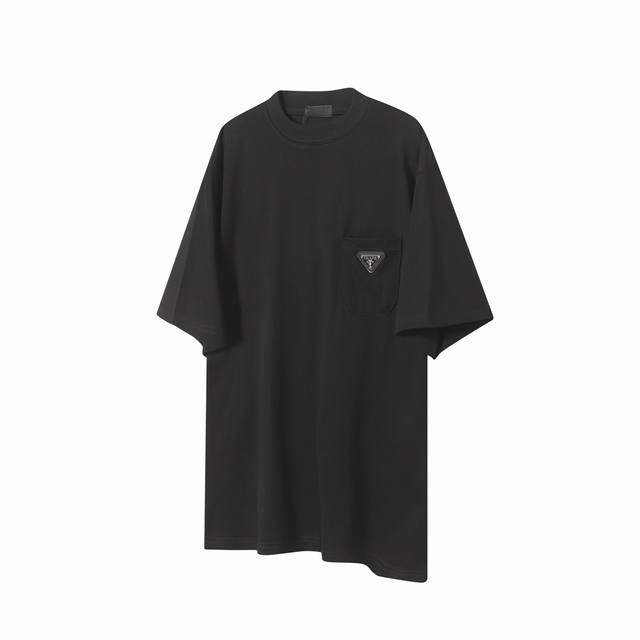 Prada 普拉达 口袋金属皮扣T恤短袖铁牌不断更改目前达到了最完美状态，全钢清晰立体五金，三角边缘走线购入了新机器也按照原版进行了还原，质感硬朗光滑，不易褶皱