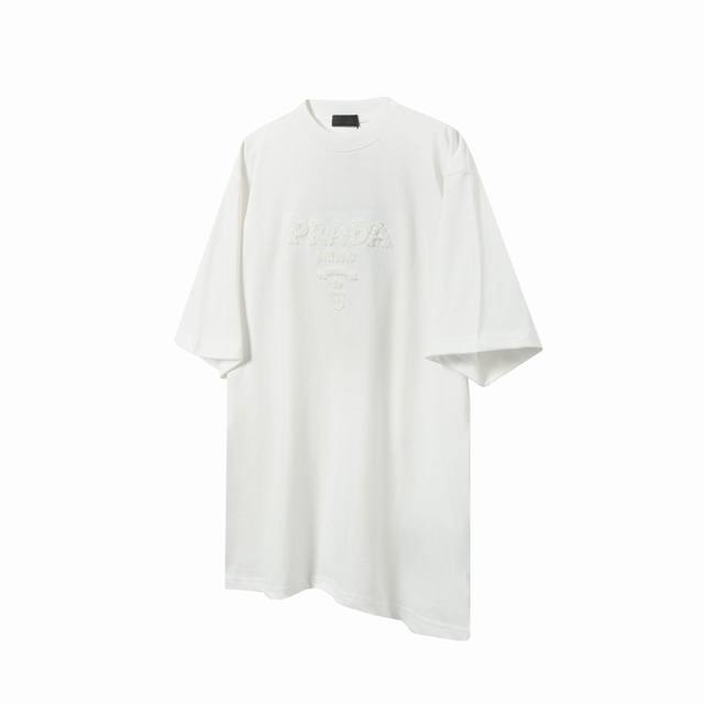 特价 Prada 普拉达 25Ss毛巾绣短袖T恤Yb开发定织活性纯棉面料！毛巾绣工艺、采用280克32S双纱面料，亲肤触感具有柔软性和舒适感，透气性极好！面料满
