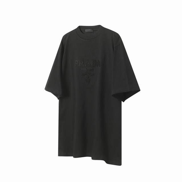 特价 Prada 普拉达 25Ss毛巾绣短袖T恤Yb开发定织活性纯棉面料！毛巾绣工艺、采用280克32S双纱面料，亲肤触感具有柔软性和舒适感，透气性极好！面料满