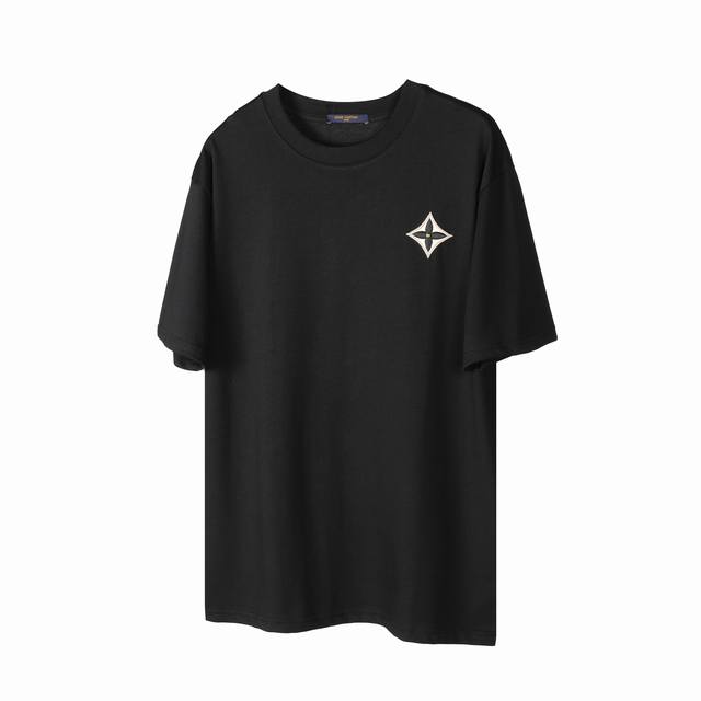 特价 Lv 路易威登 24Ss立体刺绣老花四叶草T恤胸前高密立体刺绣Logo 原版1:1针织纯棉280克重面料 同色定制色织色染高密度螺纹 采用进口田岛高密度重