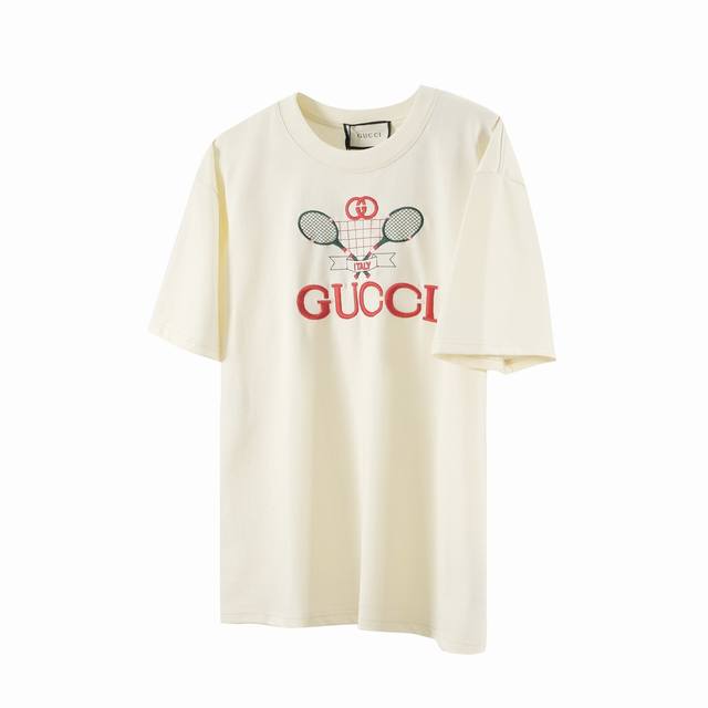 特价 Gucci 古驰 刺绣经典羽毛球拍短袖原版1:1针织纯棉280克重面料 同色定制色织色染高密度螺纹 采用进口田岛高密度重工刺绣机绣花 全衣对位刺绣 百万针