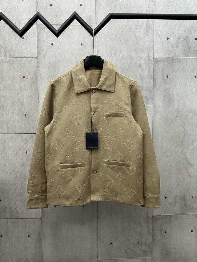 Louis Vuitton 路易威登25年新款Monogram压纹夹克外套满印经典Logo设计，面料是高品质棉质，做工精致。尺码：S M L Xl