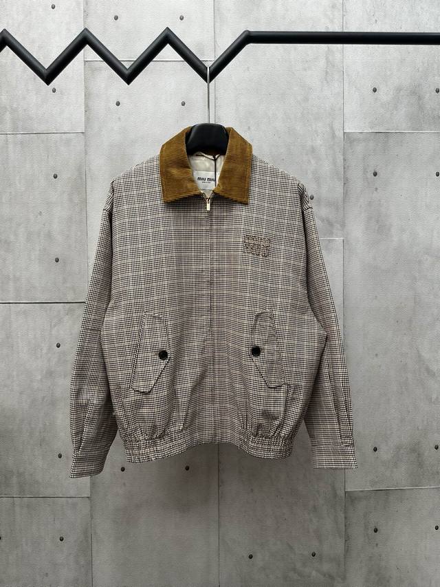 Miumiu 2025Ss新款灯芯绒领格纹外套夹克采用格纹图案，探索撞色灯芯绒质感衣领与双层织物面料的时尚可能，体现复古与时尚之间的平衡尺码：S M L Xl