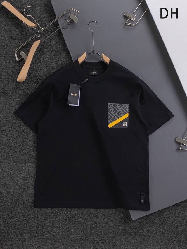 Fendi 芬迪 小怪兽 双F 微宽版型S-Xlfendi 25Ss新品专柜款 胸口口袋金属双Ff 大Logo 刺绣短袖T恤，男女同款！短袖不在千篇一律的大众脸