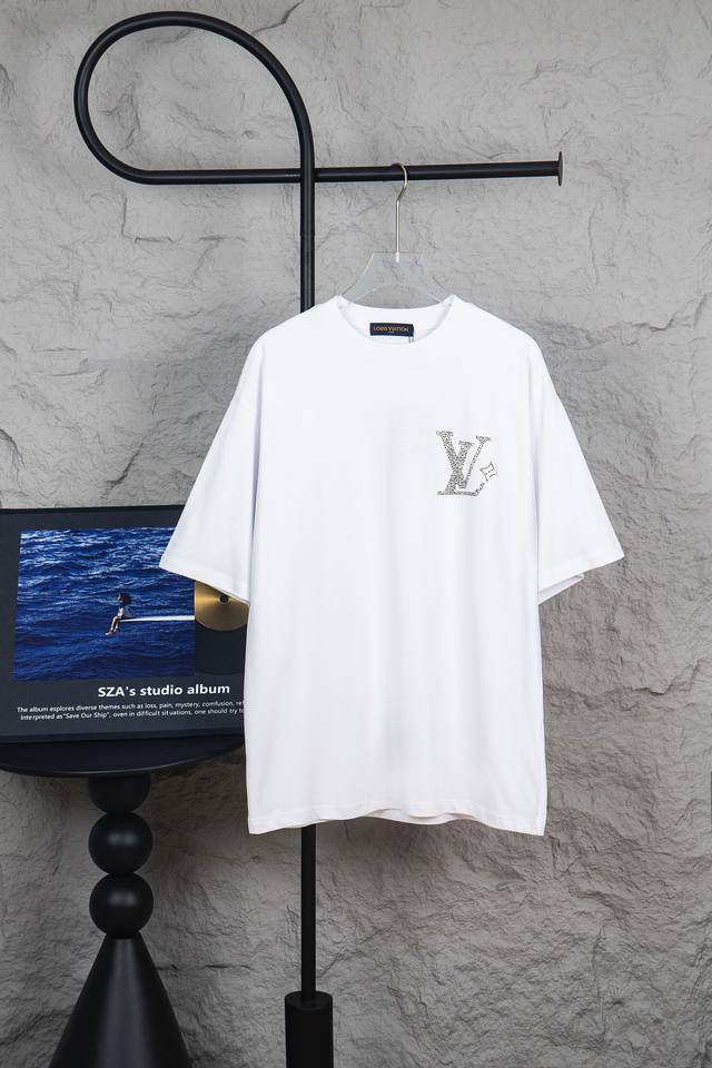 款号M031特价 仅白色 码齐 Louis Vuitton2025S圆领T恤短袖，采用280克36支活性环保面料，同缸定织定染原版同色螺纹，采用高端烫钻工艺，全