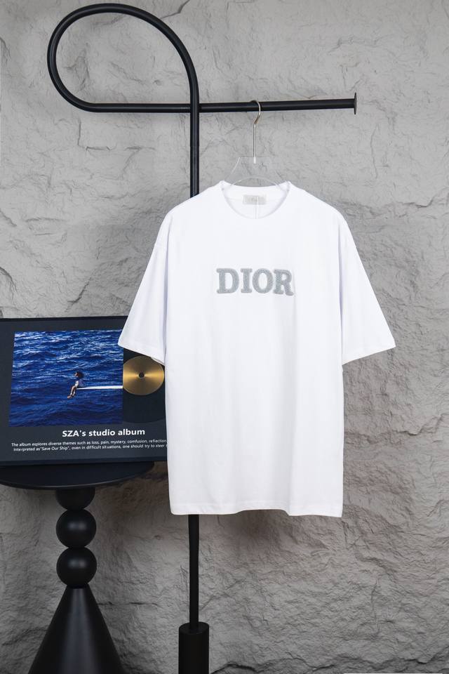 款号M036特价 Dior 迪奥 市面顶级版本 S圆领T恤 采用280克36支活性环保面料，同缸定织定染原版同色螺纹，高端大厂毛巾绣做工，全套定制辅料，内里包边
