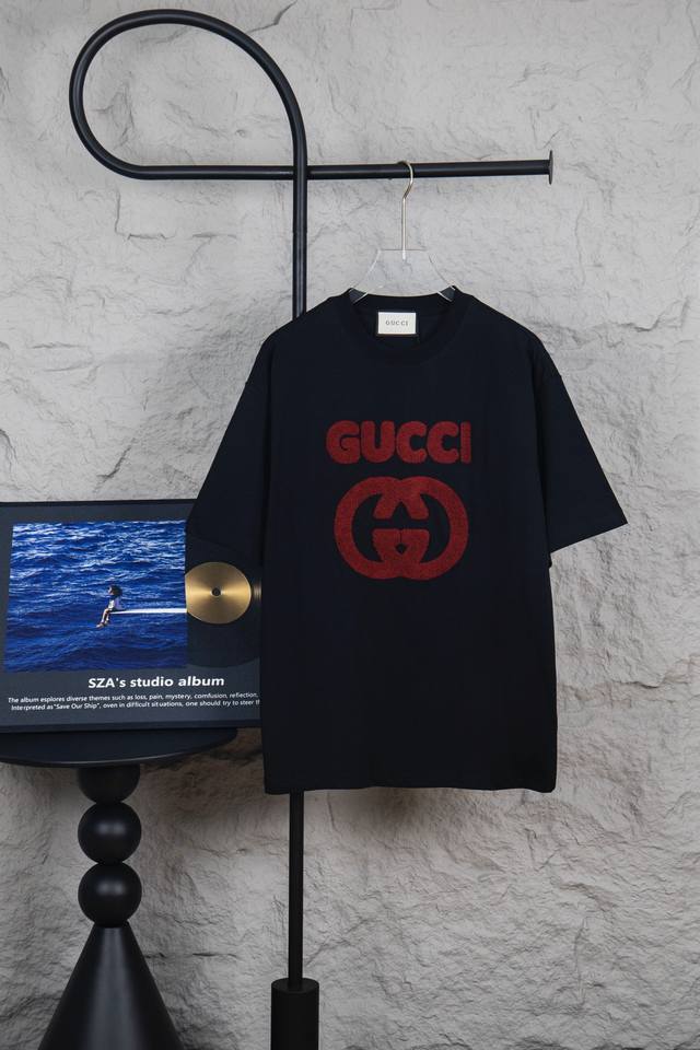 款号M026特价 Gucci2025S新款古驰圆领短袖T恤，采用280克36支活性环保面料，同缸定织定染原版同色螺纹，高端毛巾绣，全套定制辅料，内里包边包条做工