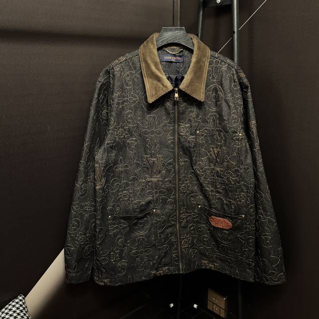 款号：M064 Louis Vuitton 路易威登X联名添柏岚款重工刺绣Lv拼接棕色灯芯绒翻领外套夹克 秋冬秀场的 Lv Arabesque 图案，为 Mon
