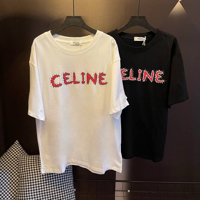 款号：M011 Celine 赛琳 铆钉字母印花基础款短袖T恤Ce气质清爽干净的短袖T恤 夏天T恤季到了，你准备好了吗？！精选厚实的平织棉布制作，面料质感瓷实很