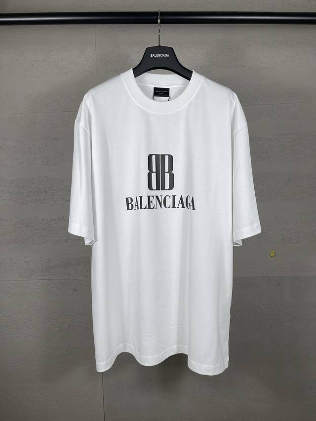 实拍图 顶级版本.官网品质 Balenci*Ga 巴黎.Ss25最新款，巴黎新Logo印花短袖T恤.砖柜同步.第一时间正品研制，欢迎对比！面料采用巴黎Zp定织定