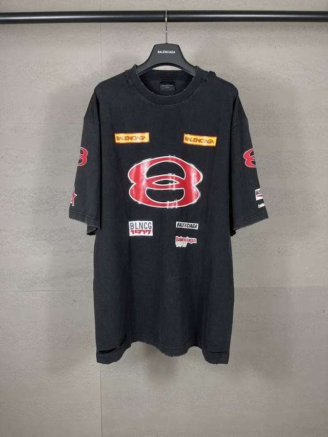 细节图 顶级版本.官网品质 Balenci*Ga 巴黎.25Ss最新款.巴黎正面以Sponsor Logos英文Logo组合印花水洗磨烂做旧短袖T恤.砖柜同步.