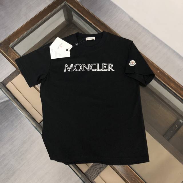Mon*Cler 蒙口 23Ss夏季新款圆领短袖T恤！手感质感都极完美！修身裁剪设计干净利落！时尚又好看！走线做工非常精致！版型效果超赞！而且透气性能超强！任何