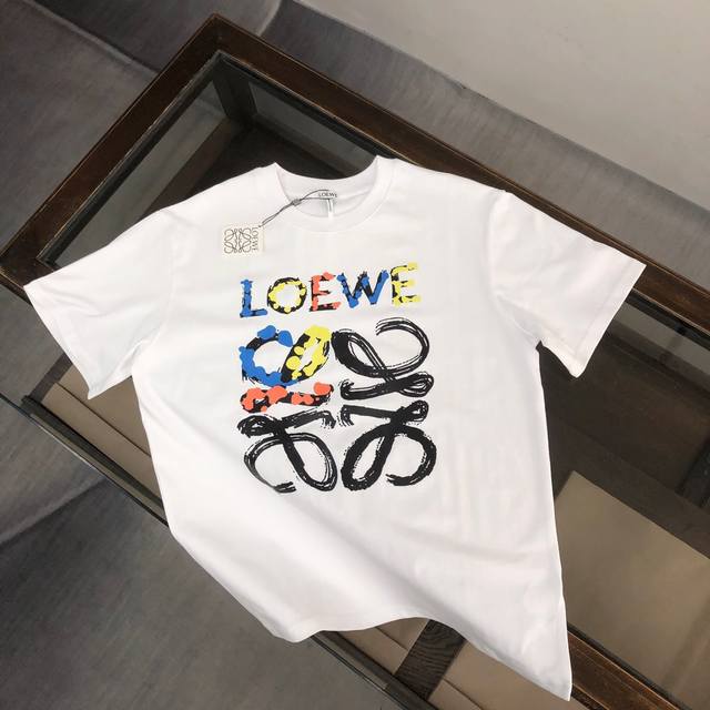 Loewe 夏季新款圆领短袖T恤！270克重磅高端纯棉面料，手感质感都极完美！修身裁剪设计干净利落！时尚又好看！走线做工非常精致！版型效果超赞！而且透气性能超强