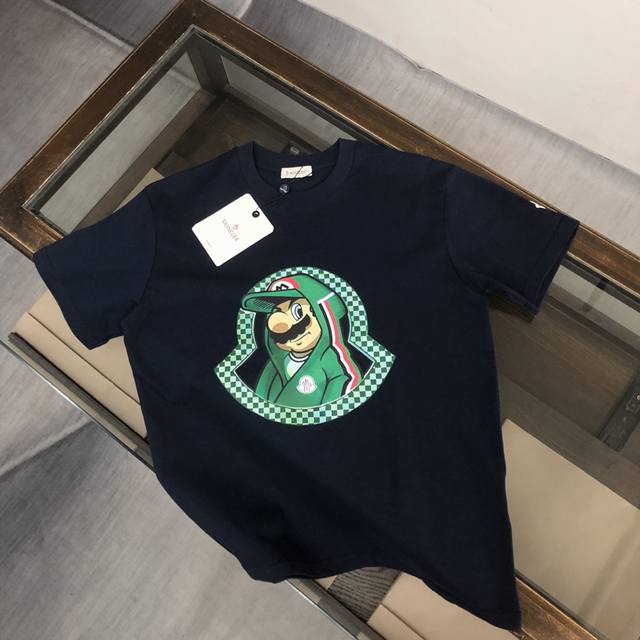 蒙口 夏季新款圆领短袖T恤！高端纯棉面料，手感质感都极完美！修身裁剪设计干净利落！时尚又好看！走线做工非常精致！版型效果超赞！而且透气性能超强！任何年龄阶段都可