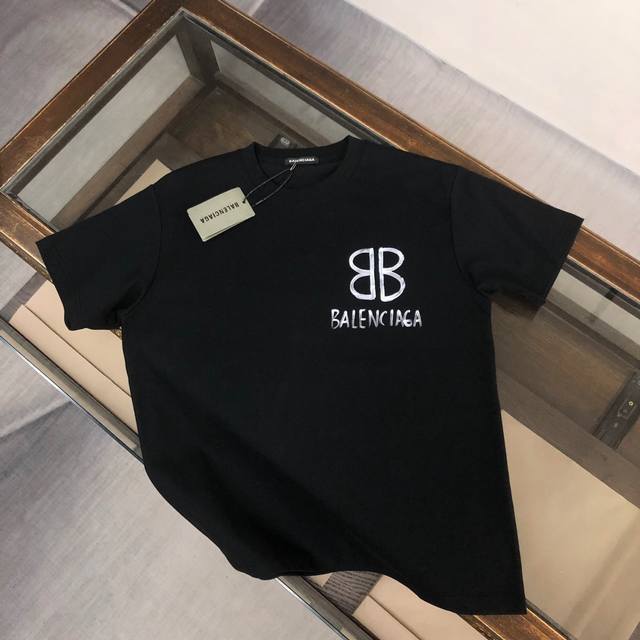 Balenciaga 巴黎世家 2025新款上市短袖T恤 ！前后标志性印花字母～全新设计灵感，极具时尚，手感舒适透气！～极为时尚耐看有腔调，上身效果高端大气，极
