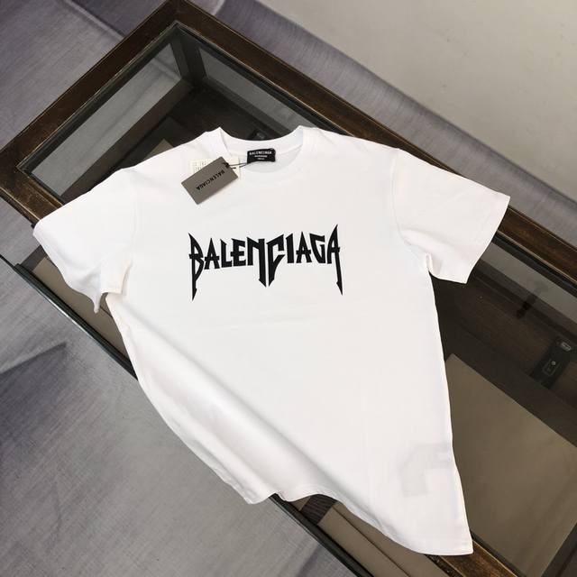 Balenciaga 巴黎世家 最新款情侣款短袖T恤～顶级硅胶字母印花设计～面料上身舒适透气，不僵硬，修身的剪裁，采用高定定制纯棉面料！上身舒适有型，内搭单穿都