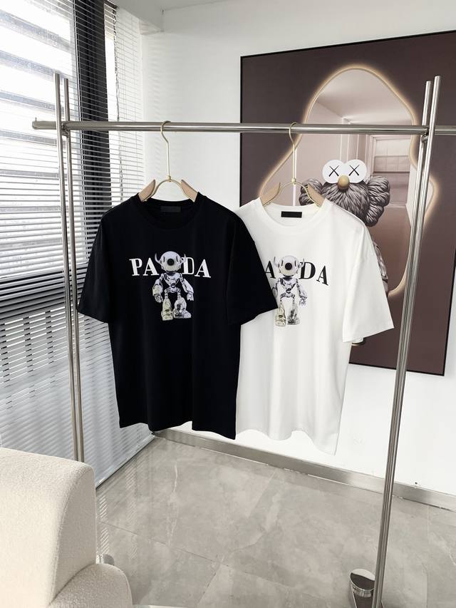 Pradd 普拉达 2025最新款潮牌情侣款，经典Logo印花圆领T恤，春夏新品！高品质280克纯棉面料，时尚百搭经典潮款 ，穿着舒适，透气 时尚，不失个性，