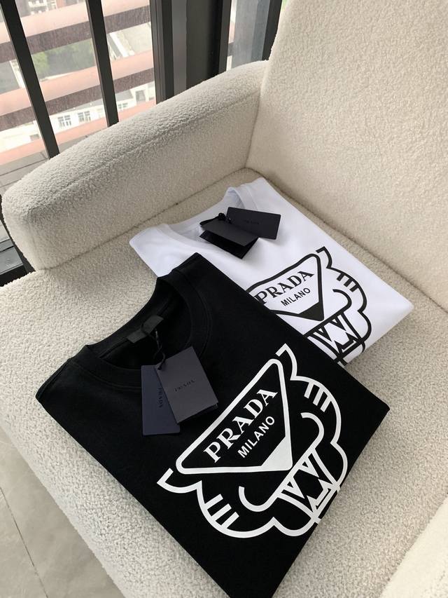 Prada 普拉达 2025最新款潮牌情侣款，经典Logo印花圆领T恤，春夏新品！高品质280克纯棉面料，时尚百搭经典潮款 ，穿着舒适，透气 时尚，不失个性，