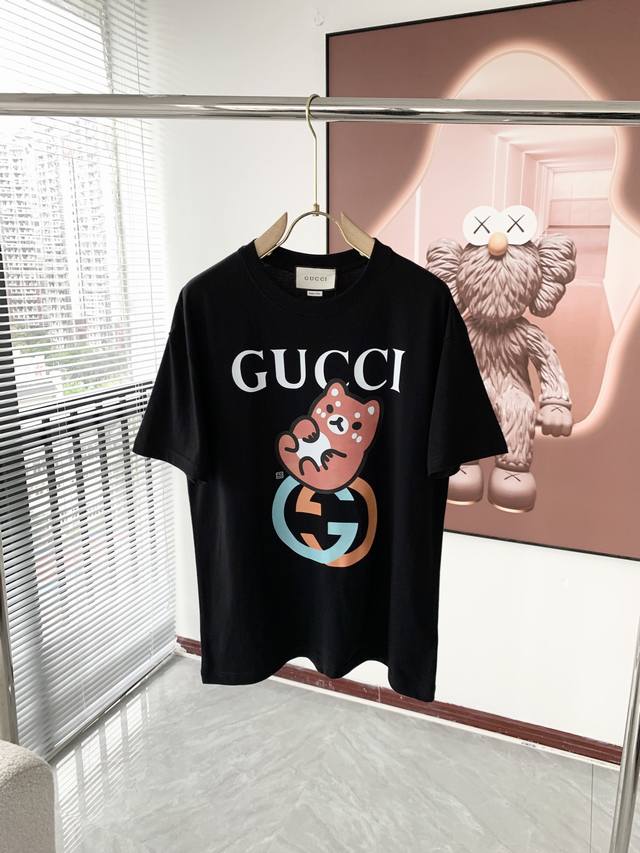 Gucci 古奇 2025最新款潮牌情侣款，经典Logo印花圆领T恤，春夏新品！高品质280克纯棉面料，时尚百搭经典潮款 ，穿着舒适，透气 时尚，不失个性， 帅