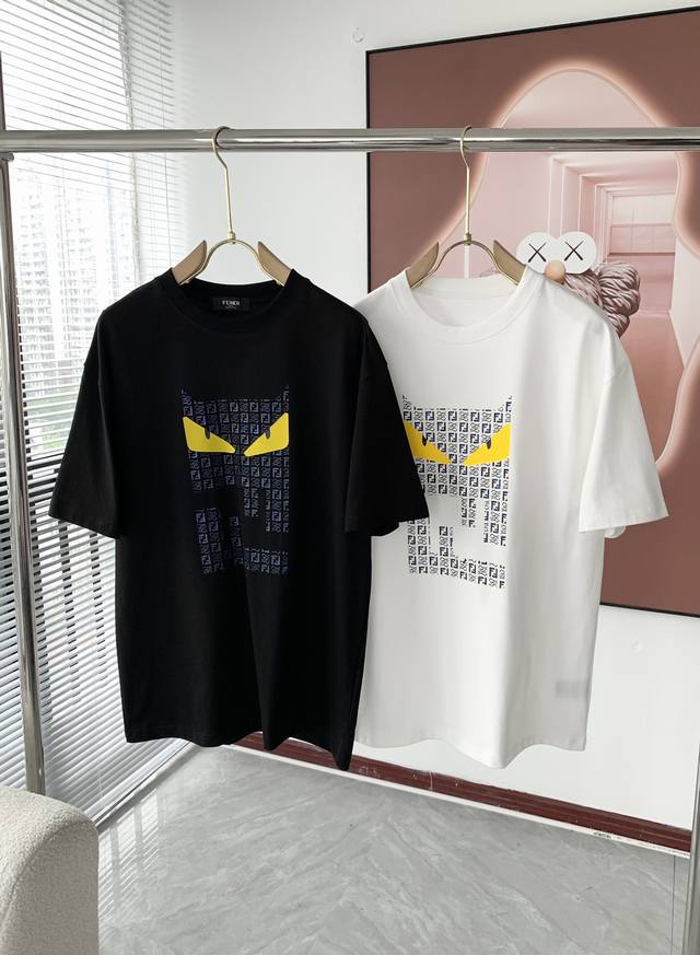 Fendi 芬迪 2025最新款潮牌情侣款，经典Logo印花圆领T恤，春夏新品！高品质280克纯棉面料，时尚百搭经典潮款 ，穿着舒适，透气 时尚，不失个性， 帅